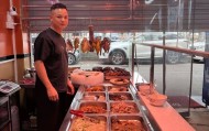 小伙到广州一猪脚饭店吃免费“2号餐”,突然跪地道谢,老板娘:以后要吃饭就直接过来