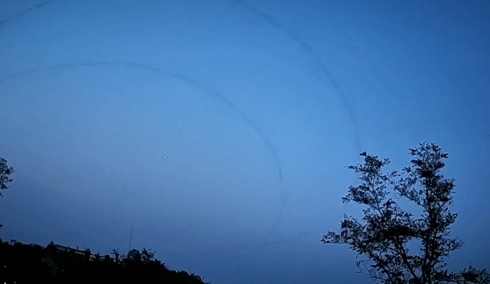 冲上热搜！多地网友称拍到UFO<strong></p>
<p>UFO</strong>，照片曝光