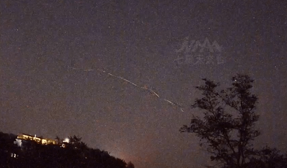 冲上热搜！多地网友称拍到UFO<strong></p>
<p>UFO</strong>，照片曝光