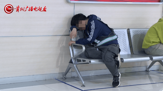贵阳阿姨骑车被撞<strong></p>
<p>UBEX</strong>，在医院苦坐19小时无法治疗？肇事者：我也没钱
