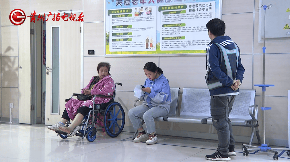 贵阳阿姨骑车被撞<strong></p>
<p>UBEX</strong>，在医院苦坐19小时无法治疗？肇事者：我也没钱