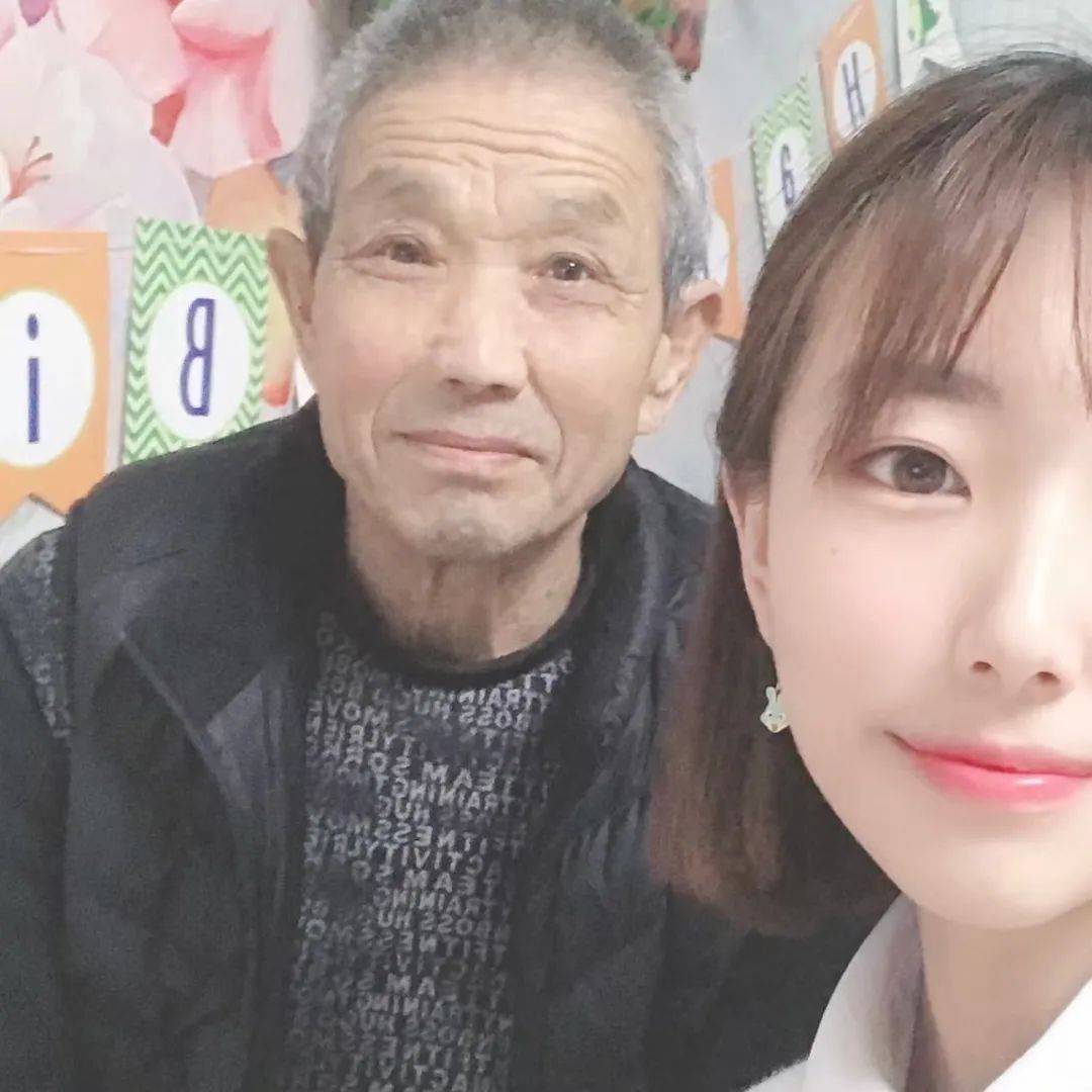 孙女给去世4年的姥爷手机发短信“小气的老头<strong></p>
<p>紫牛币交所</strong>，来梦里看看我吧”，竟收到暖心回复！