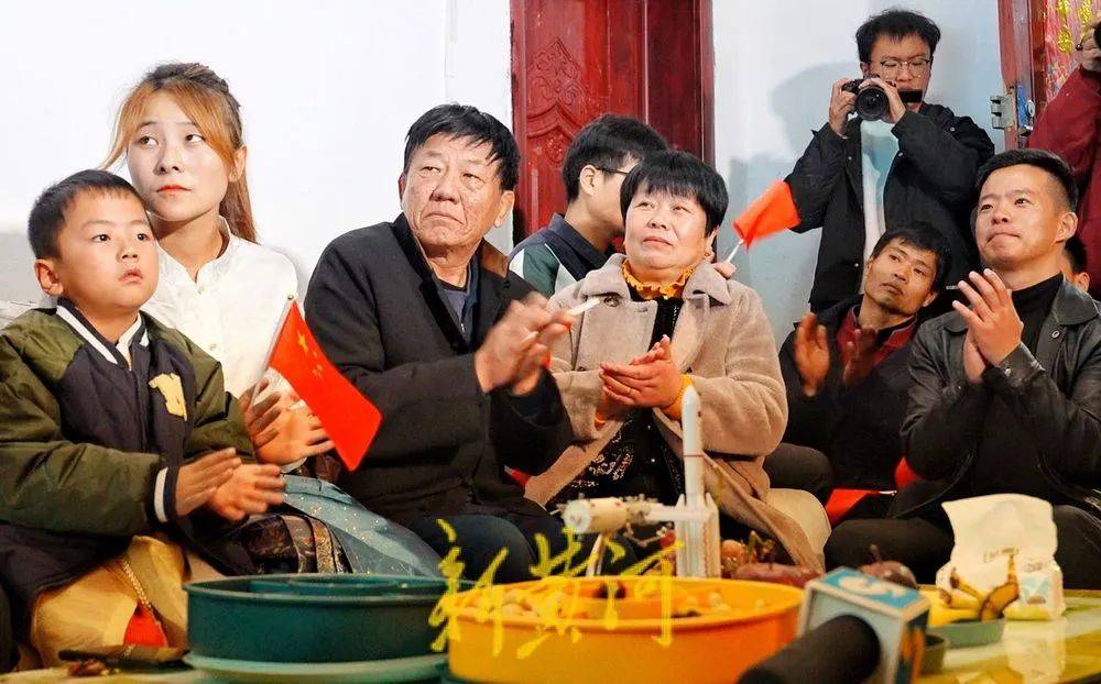 山东籍90后航天员宋令东成功飞天<strong></p>
<p>紫牛币交所</strong>，曹县老家父母眼含泪花