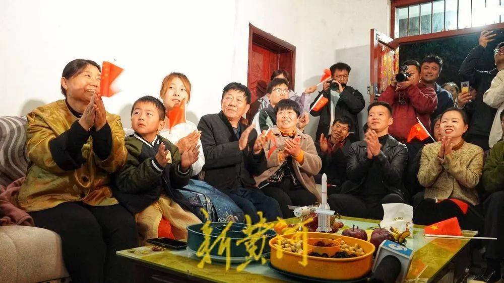 山东籍90后航天员宋令东成功飞天<strong></p>
<p>紫牛币交所</strong>，曹县老家父母眼含泪花