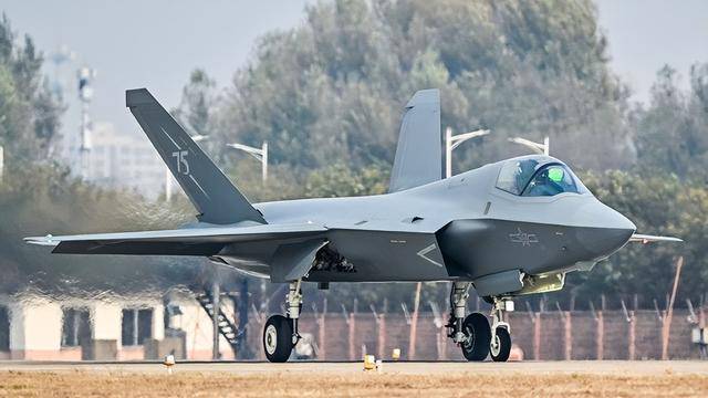 歼-35A正式官宣<strong></p>
<p>ULEI</strong>，命名格式意味深长：航母新舰载机上舰指日可待？