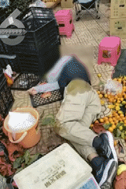 昆明一老人赶集摔倒压坏水果摊！中午就带着家属找来了<strong></p>
<p>币动</strong>，摊主慌了……