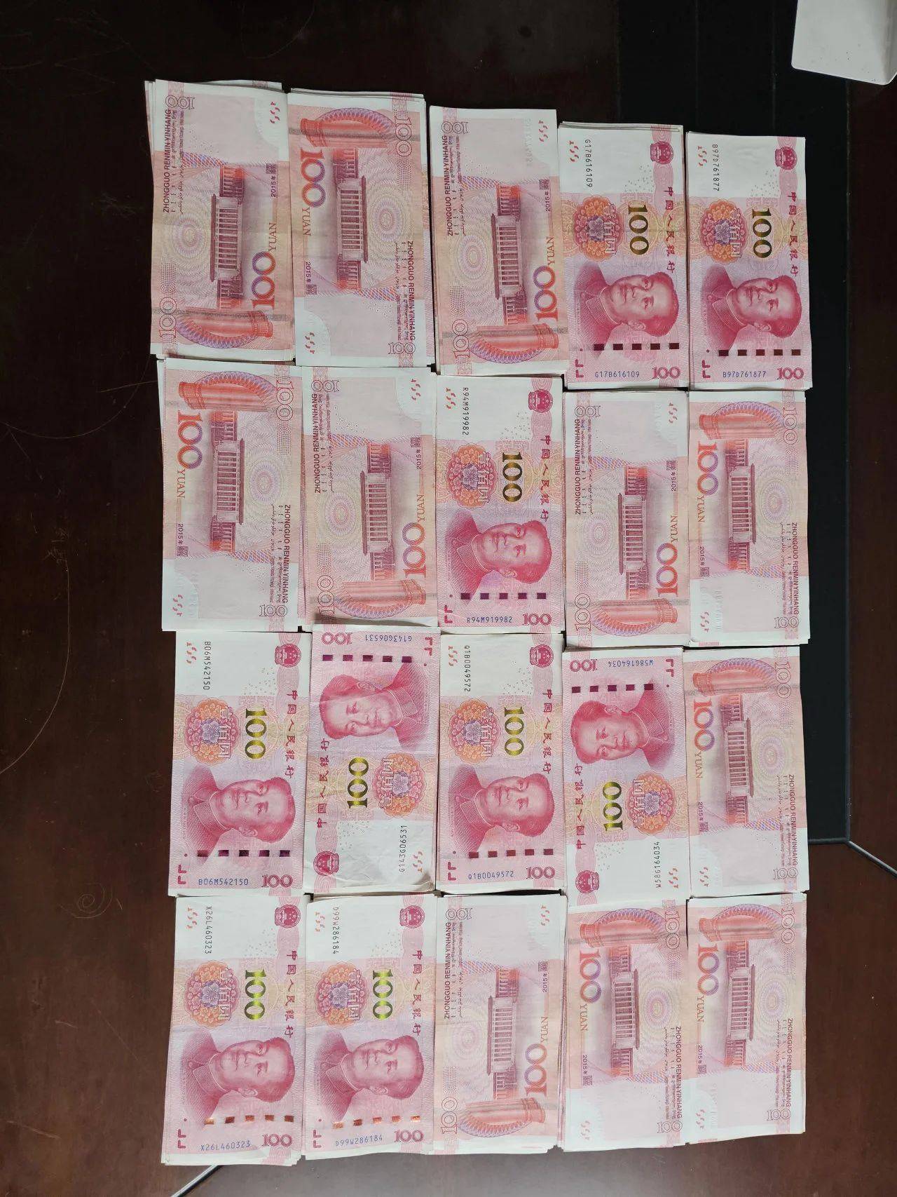 热水壶和“喜糖”里藏着大把现金<strong></p>
<p>真币网</strong>，浙江多地已发生，警方提醒：司机请警惕