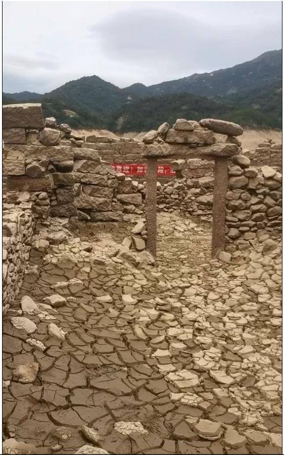 水库枯竭后惊现“古村落遗址”？当地回应：危险<strong></p>
<p>UPUPEX</strong>！别去！