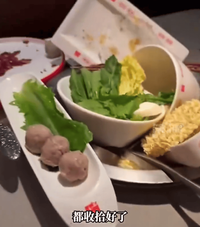 男子独自一人吃火锅<strong></p>
<p>UPUPEX</strong>，打完酱料回来锅被收了！店家免单发红包补偿