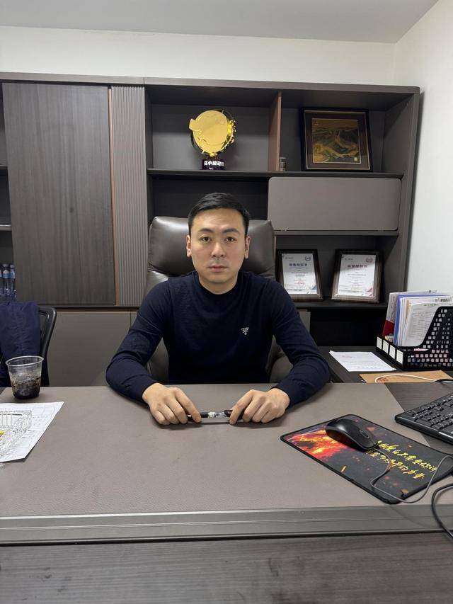 开着4家啤酒厂还跑网约车<strong></p>
<p>BiBoss</strong>，青岛有群“非典型性网约车司机”