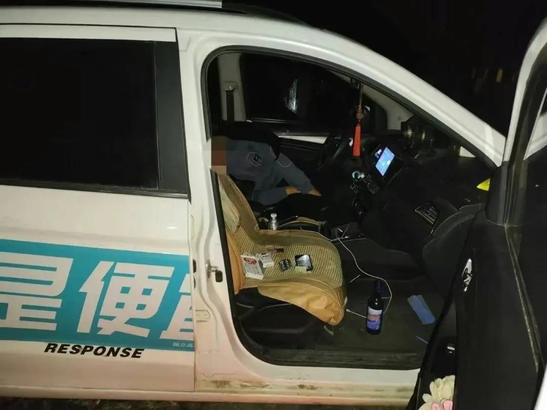 男子一时想不开<strong></p>
<p>新斯达克</strong>，服下头孢配白酒！40分钟后……