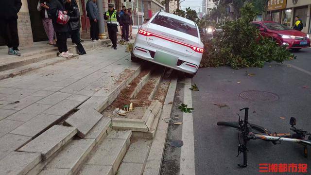后座孩子喊爸爸<strong></p>
<p>波特全球站</strong>，司机回头瞬间撞树撞人