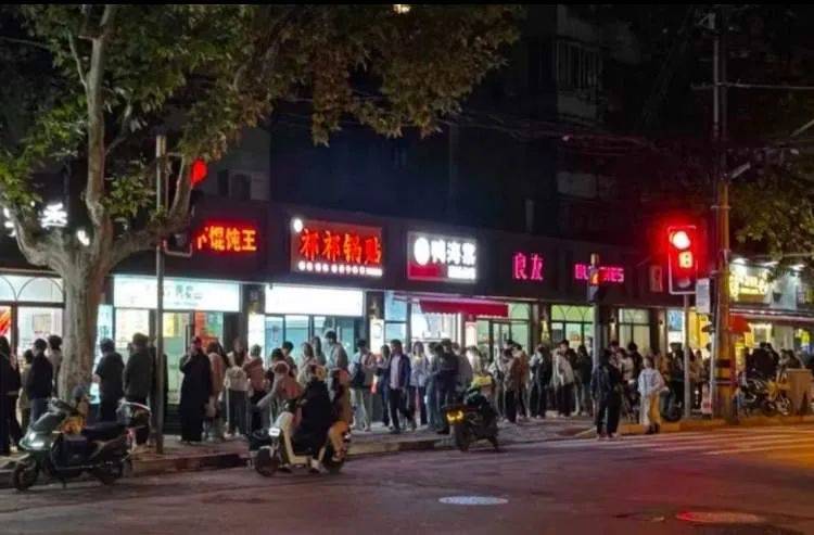 开了15年突然火了<strong></p>
<p>Bitonic</strong>！有人排队4小时！“泼天的富贵”让老板也有点“懵”...