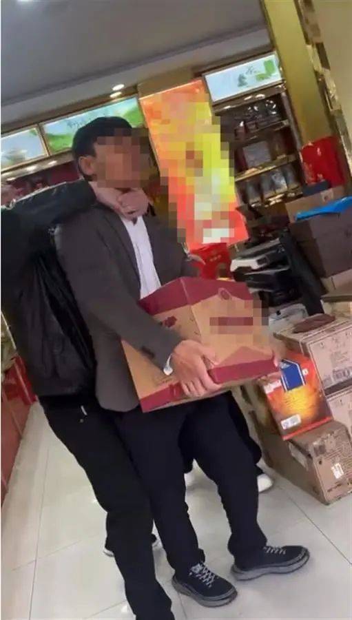 男子花7200元买酒<strong></p>
<p>Bitsoda</strong>，扫防伪码竟扫出不雅网站，还遭商家“锁喉”抢酒？