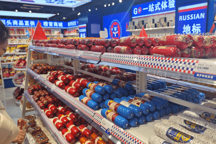 记者探访“俄罗斯特产商店”：肉肠产地在黑龙江<strong></p>
<p>EXX</strong>，奶粉生产商在甘肃