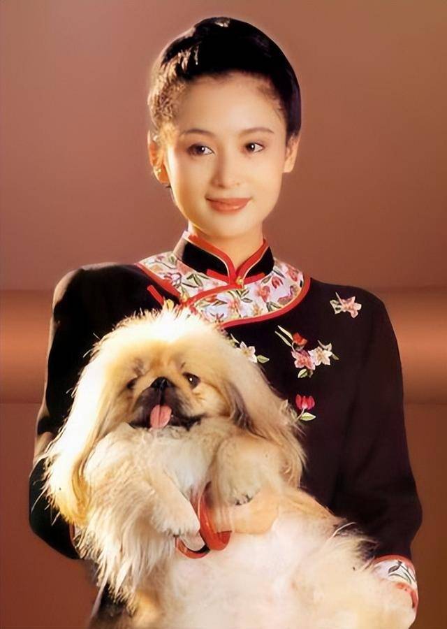 “大陆第一美人”两大名导为其沉迷<strong></p>
<p>Mooniswap</strong>，今55岁却像25岁的她经历了啥