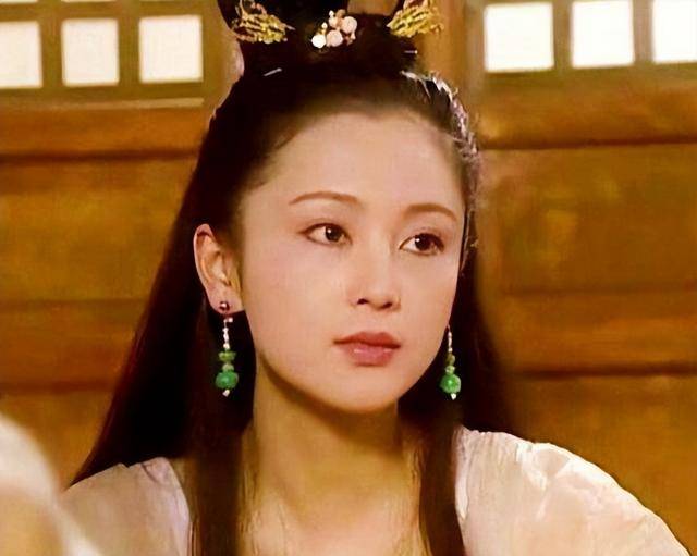 “大陆第一美人”两大名导为其沉迷<strong></p>
<p>Mooniswap</strong>，今55岁却像25岁的她经历了啥