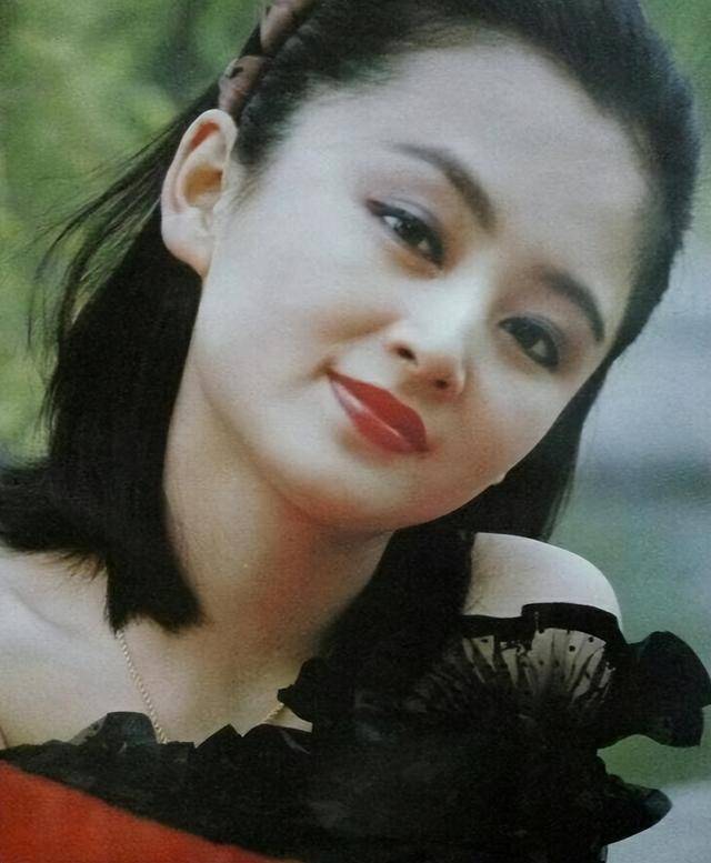 “大陆第一美人”两大名导为其沉迷<strong></p>
<p>Mooniswap</strong>，今55岁却像25岁的她经历了啥