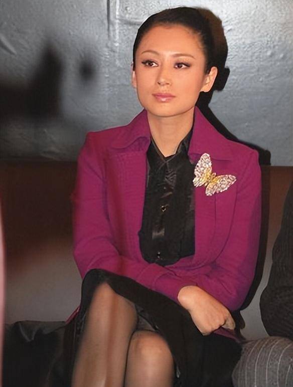 “大陆第一美人”两大名导为其沉迷<strong></p>
<p>Mooniswap</strong>，今55岁却像25岁的她经历了啥