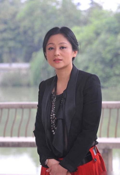 “大陆第一美人”两大名导为其沉迷<strong></p>
<p>Mooniswap</strong>，今55岁却像25岁的她经历了啥