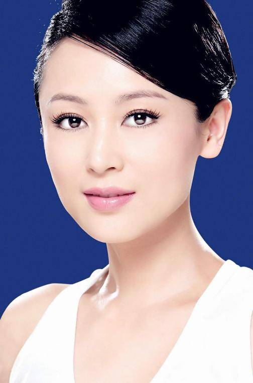 “大陆第一美人”两大名导为其沉迷<strong></p>
<p>Mooniswap</strong>，今55岁却像25岁的她经历了啥