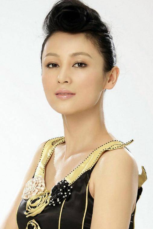 “大陆第一美人”两大名导为其沉迷<strong></p>
<p>Mooniswap</strong>，今55岁却像25岁的她经历了啥