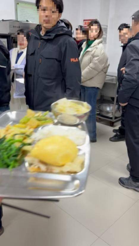 大连一市场监管局疑未到下班时间多人排队打饭 工作人员回应：拍摄者或调<strong></p>
<p>BHbank</strong>了手机时间