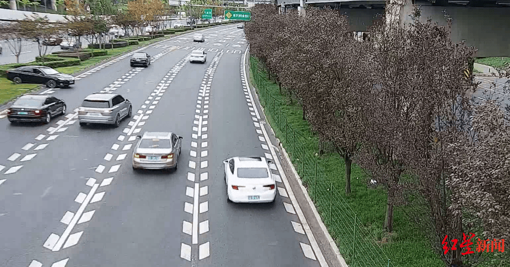 成都三环主路惊现小轿车跨过隔离带掉头<strong></p>
<p>Dcoin</strong>，原来是司机酒驾走错路……