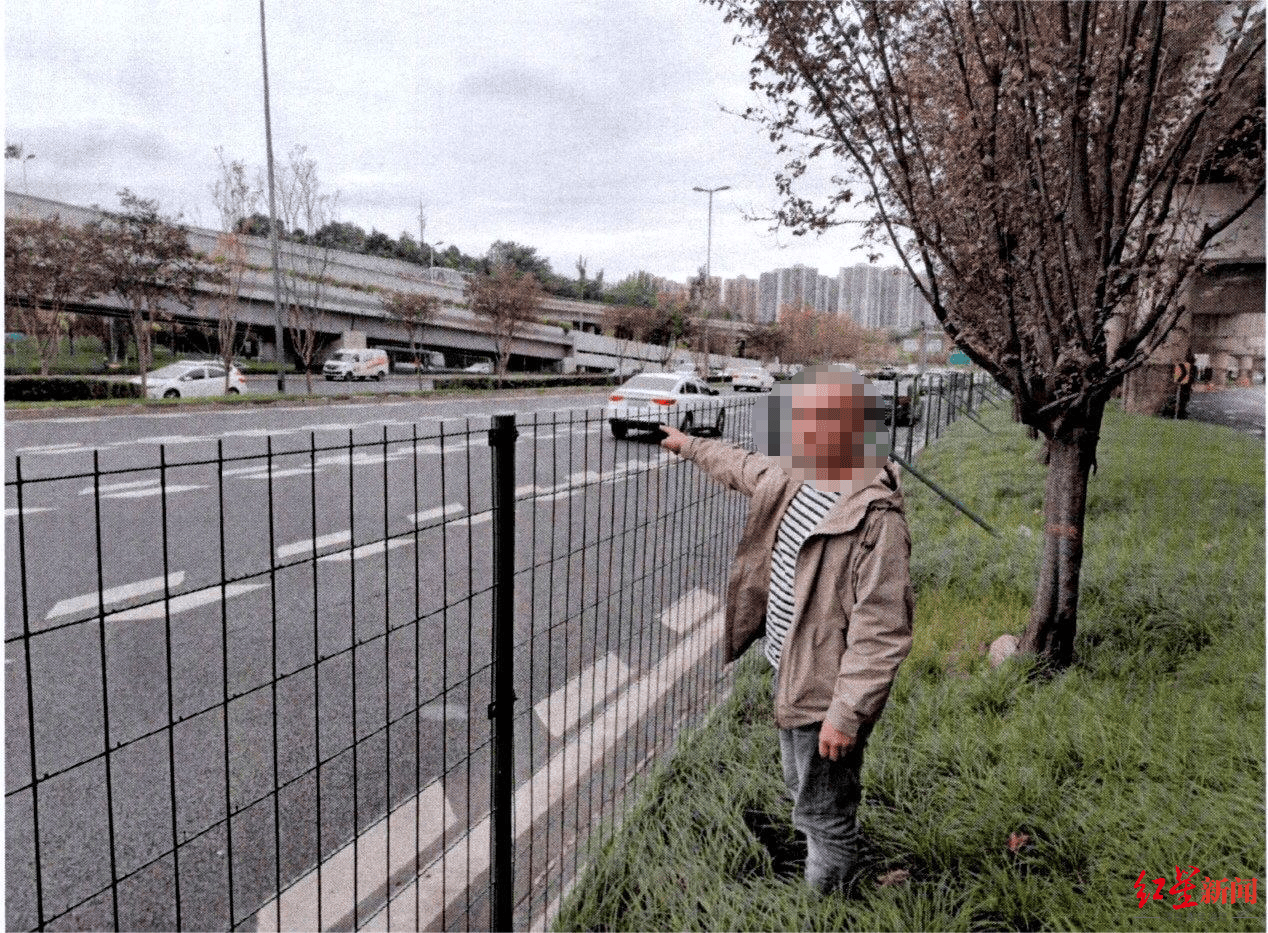 成都三环主路惊现小轿车跨过隔离带掉头<strong></p>
<p>Dcoin</strong>，原来是司机酒驾走错路……