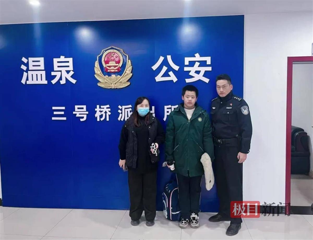 湖北咸宁一学生放学路上捡到手机交给警方<strong></p>
<p>CEOGlobal</strong>，民警和失主进校给他送“大礼包”