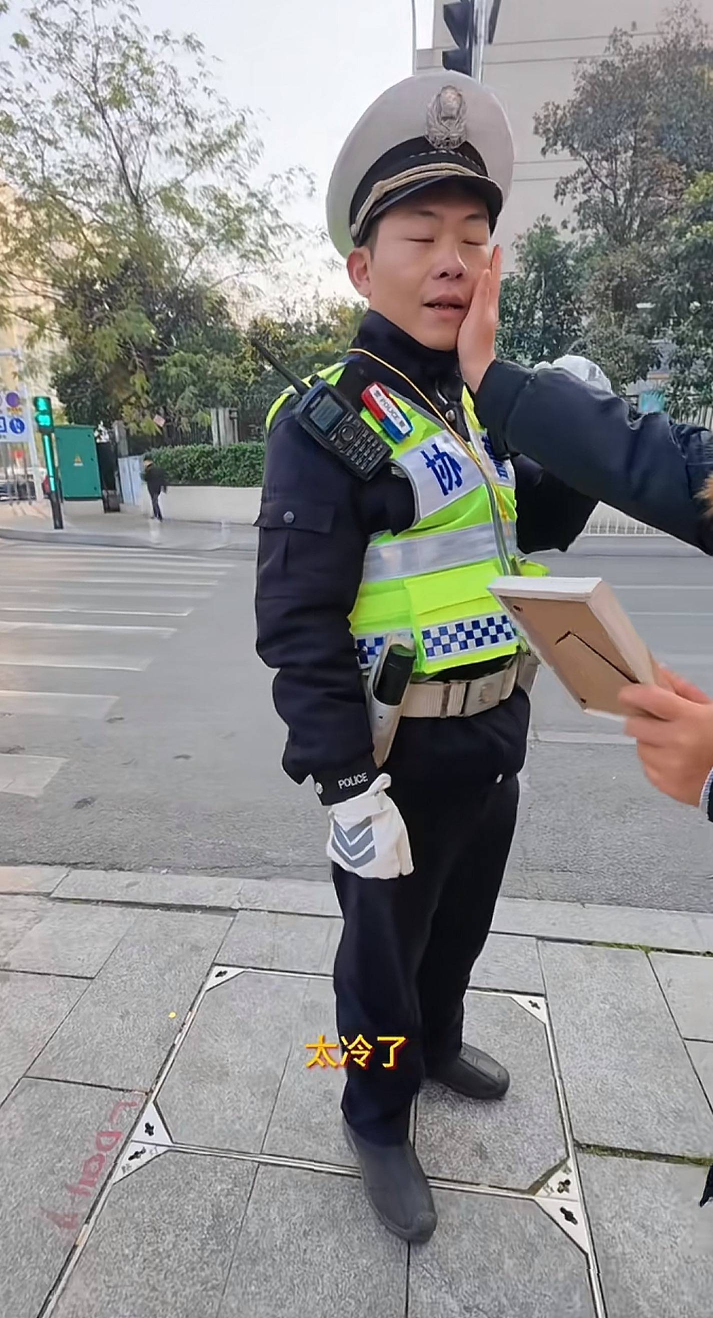 “原来你这么棒啊！”长沙协警执完勤被妻子宠溺“摸脸杀”<strong></p>
<p>EXcash</strong>，摄影师拍下幸福一刻