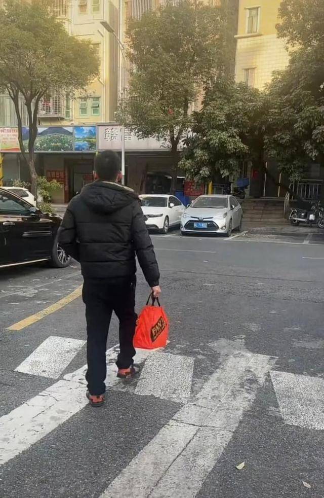 已走11天<strong></p>
<p>Moomex</strong>！衡阳小伙从深圳步行回家过年：就剩自己