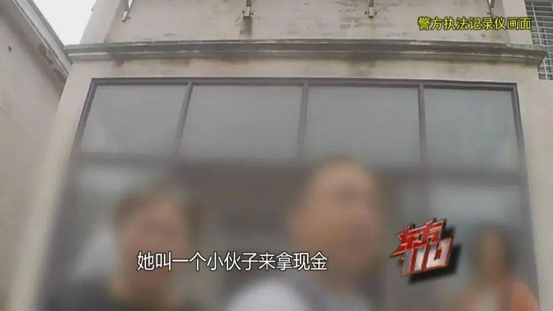 上海阿姨145万元现金平铺在沙发上<strong></p>
<p>鲸交所</strong>，让陌生人来取？