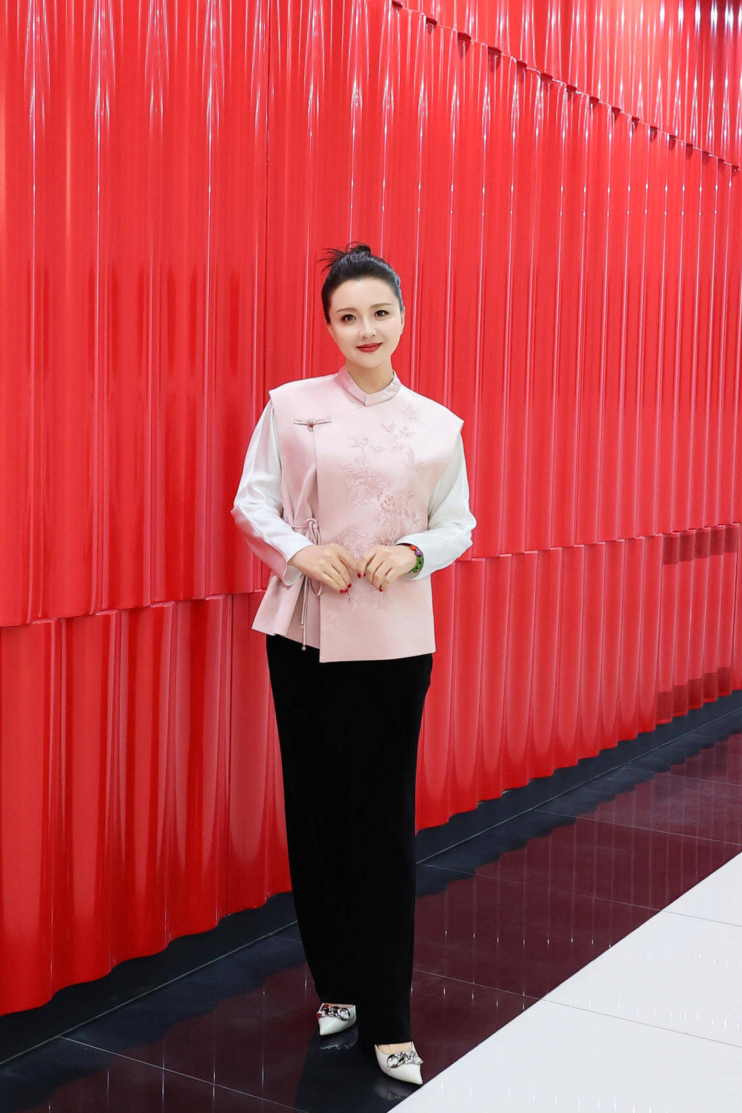 “槿汐姑姑”孙茜四上春晚：用<strong></p>
<p>鲸交所</strong>我的解说与视障朋友共享除夕盛宴丨封面头条