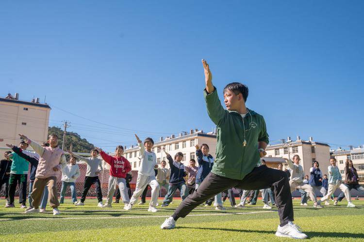 教育部：体育教师应享受与其<strong></p>
<p>鲸交所</strong>他学科教师同等待遇
