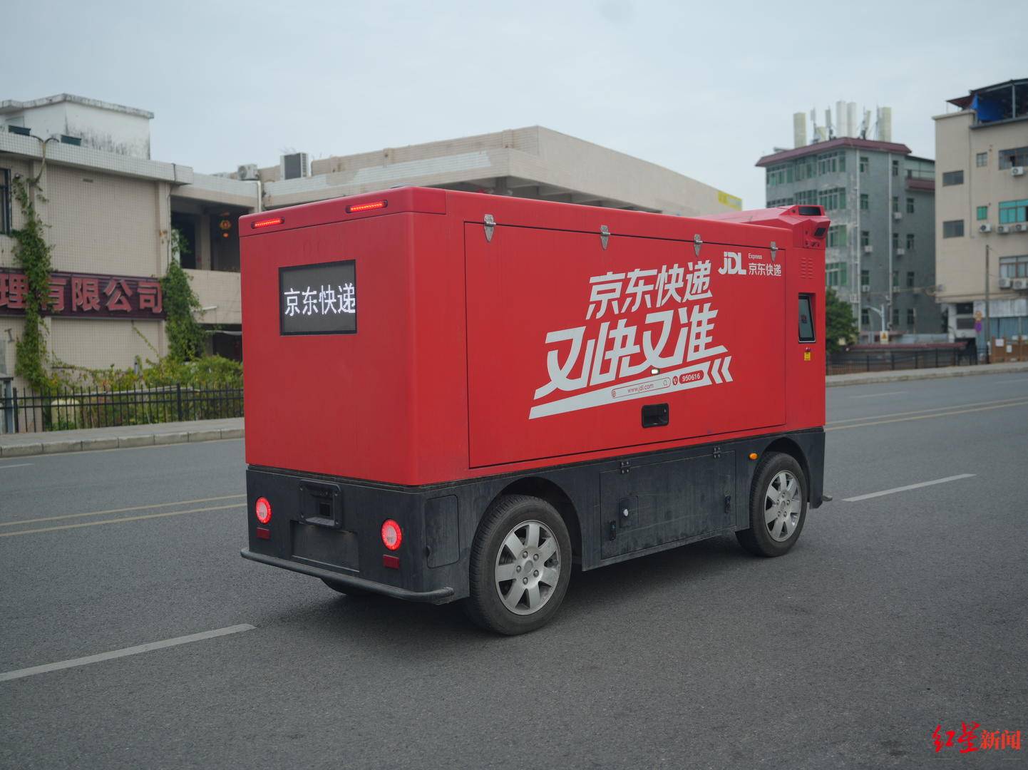 成都无人配送车越来越多：快递员不怕“抢饭碗”<strong></p>
<p>XT网</strong>，路权成普及关键