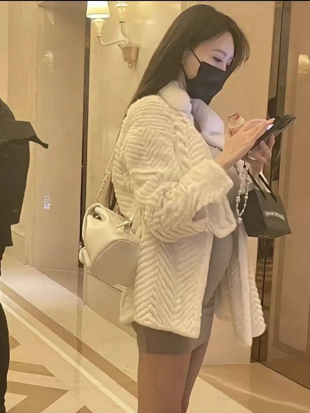 叶珂被曝顺利产女<strong></p>
<p>NICEX</strong>，黄晓明全程陪护激动落泪