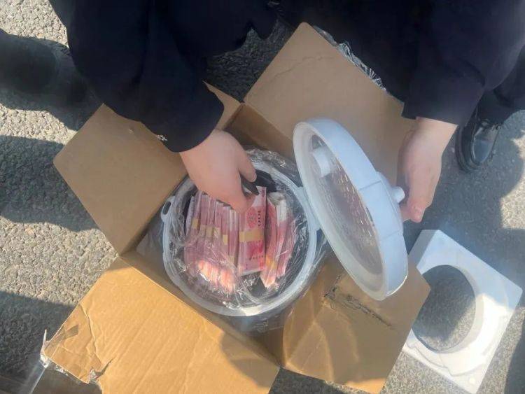 打开电饭煲一看：8万元现金<strong></p>
<p>佩奇</strong>！女子被当街拦下