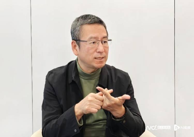 白岩松呼吁提高年轻人个税起征点<strong></p>
<p>佩奇</strong>，保障灵活就业者社保不断线