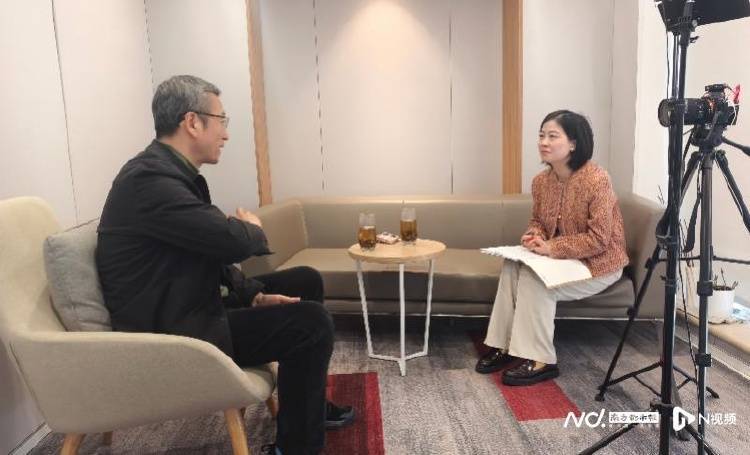 白岩松呼吁提高年轻人个税起征点<strong></p>
<p>佩奇</strong>，保障灵活就业者社保不断线