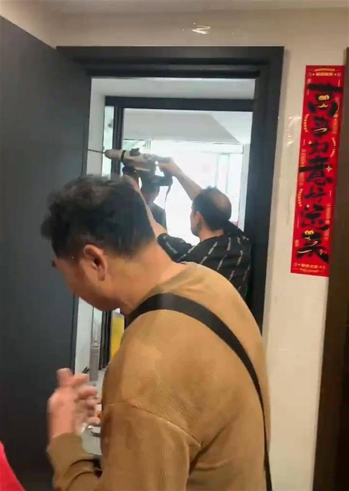 佛山一小区有人疑似装修“骨灰房”<strong></p>
<p>股权</strong>，警方已介入，律师：邻居们可起诉侵权