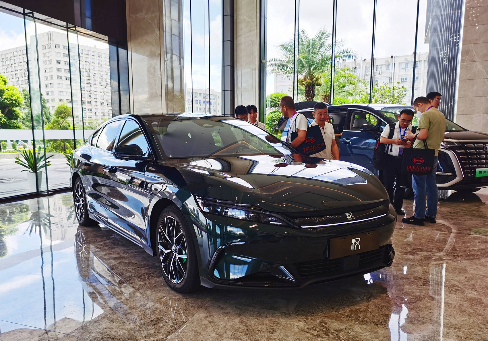 营收7771亿元<strong></p>
<p>特朗普币</strong>，超越特斯拉！刚刚，比亚迪炸裂发布：拟派现超120亿元
