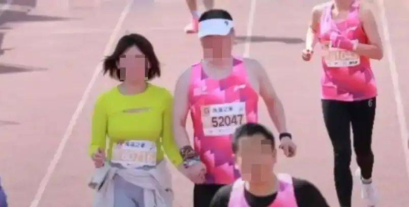 董事长手牵年轻女子参加马拉松被拍到<strong></p>
<p>特朗普币</strong>？A股公司深夜发声→