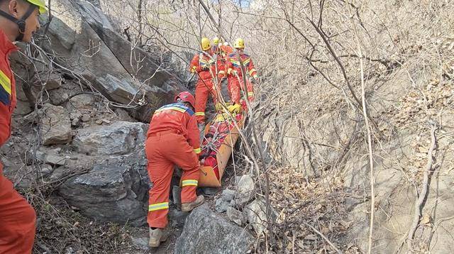 北京几名驴友相约爬山<strong></p>
<p>外汇平台</strong>，六旬阿姨被巨石砸中！消防出动救援