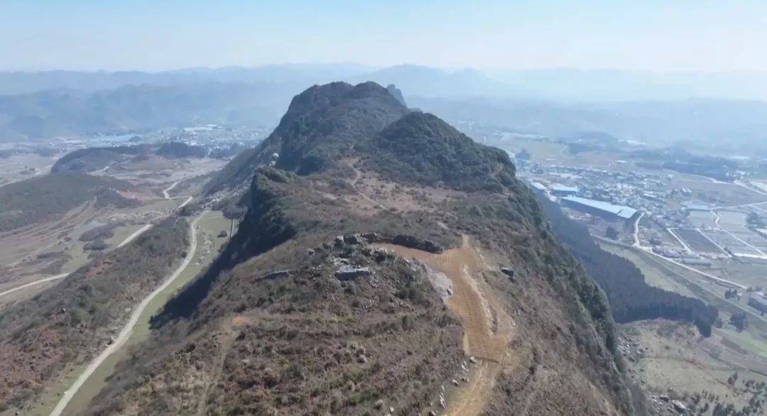 大山惊现6条裂缝<strong></p>
<p>外汇平台</strong>，附近100多户居民害怕垮塌晚上不敢睡觉！和煤矿开采有关！当地回应……