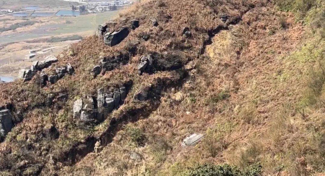 大山惊现6条裂缝<strong></p>
<p>外汇平台</strong>，附近100多户居民害怕垮塌晚上不敢睡觉！和煤矿开采有关！当地回应……