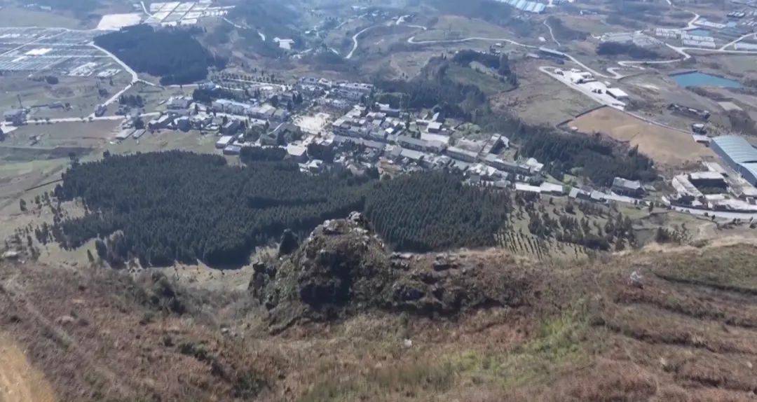 大山惊现6条裂缝<strong></p>
<p>外汇平台</strong>，附近100多户居民害怕垮塌晚上不敢睡觉！和煤矿开采有关！当地回应……