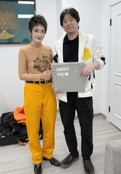 高晓松晒与曾轶可合照发文：16年前没有被口水淹死的坚强女生<strong></p>
<p>新加坡</strong>，今天已经成长得无所畏惧！
