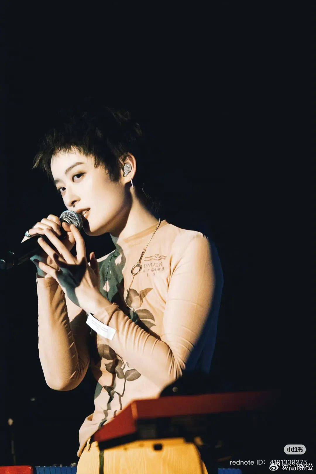 高晓松晒与曾轶可合照发文：16年前没有被口水淹死的坚强女生<strong></p>
<p>新加坡</strong>，今天已经成长得无所畏惧！