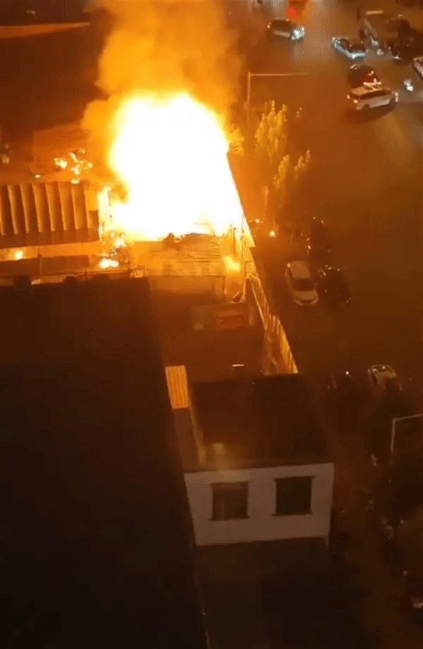 郑州一夜市发生多次爆炸<strong></p>
<p>东南亚</strong>，消防：废弃饭店堆砌物起火